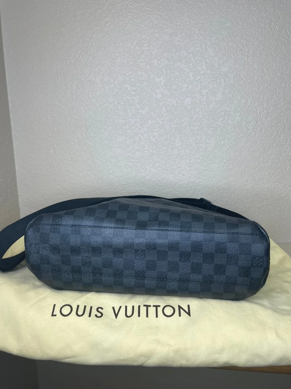 Louis Vuitton Damier Graphite Messenger Crossbody - Black